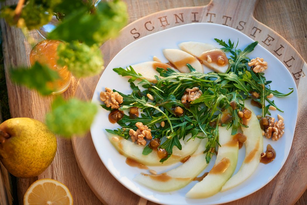 Rucola-Birnen-Salat mit Honigmelone und Walnuss-Apfel-Dressing | My ...
