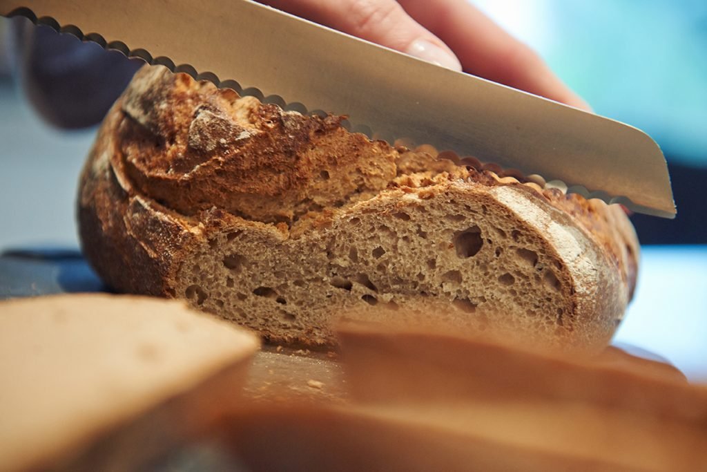 Brot schneiden Foto Maike Helbig / MyOtherStories.de