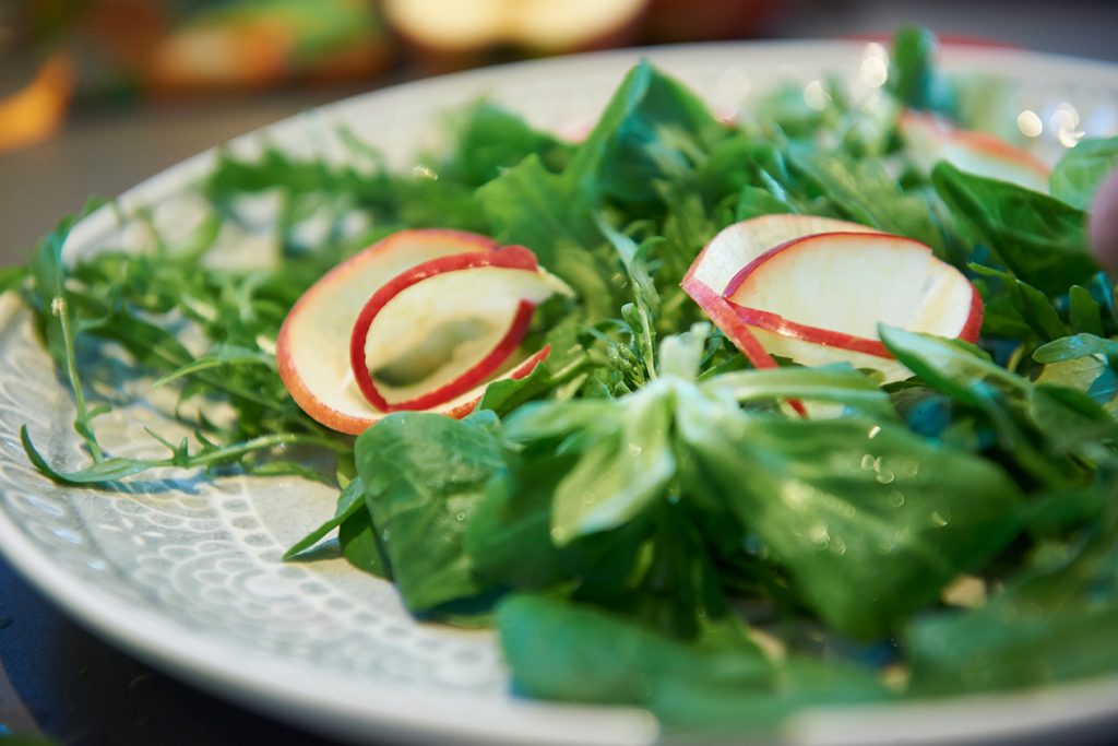 salat-mit-apfel-parmesan-und-pinienkernen-foto-maike-helbig | MyOtherStories.de