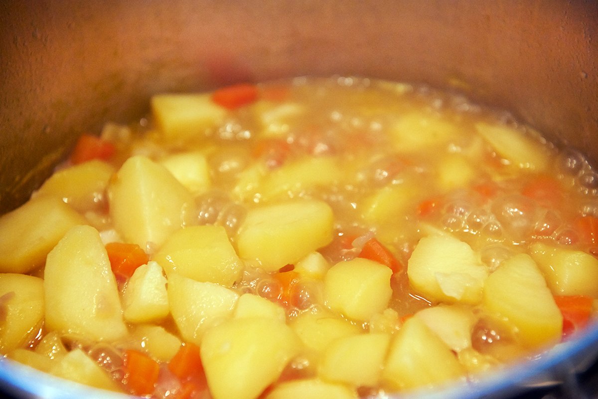Tradition im Topf - Kartoffelsuppe mit Gemüse, Parmesan und Joghurt ...