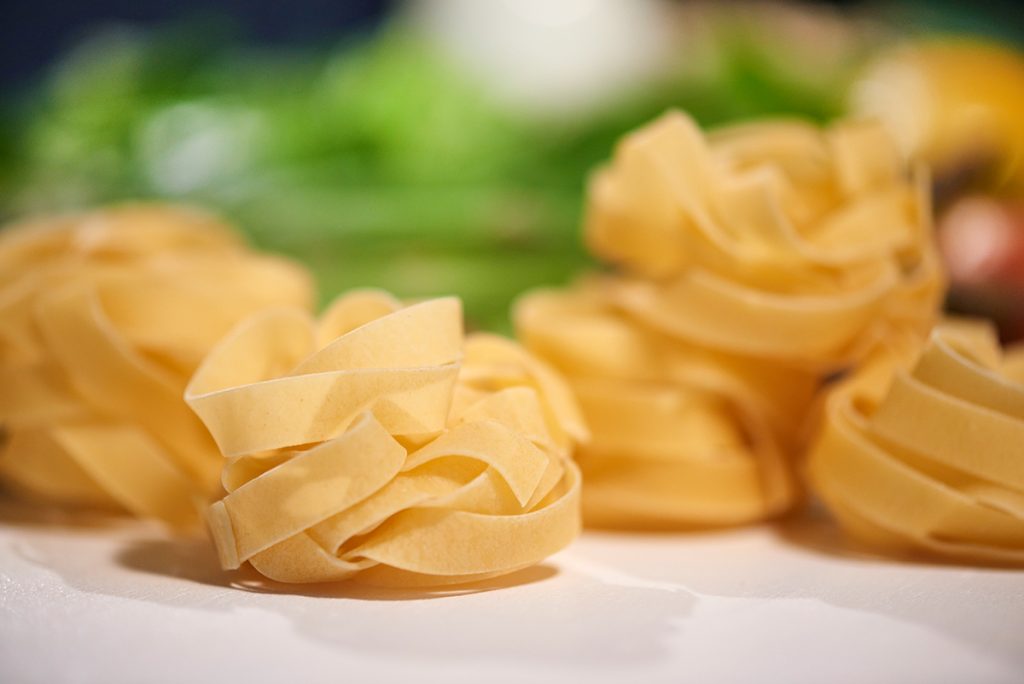 gruener-spargel-mit-pasta-parmesan-und-knoblauch-creme