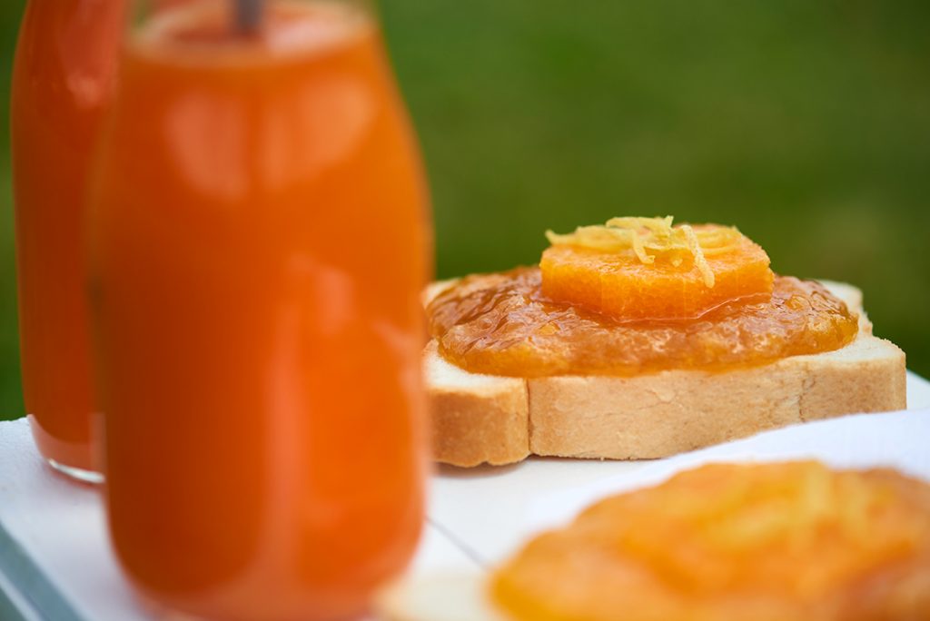 Fruchtiges Frühstück - Orangen-Toast mit Zitrus-Karotten-Honig-Shake Foto: Maike Helbig für Bettina Bergwelt / www.myotherstories.de