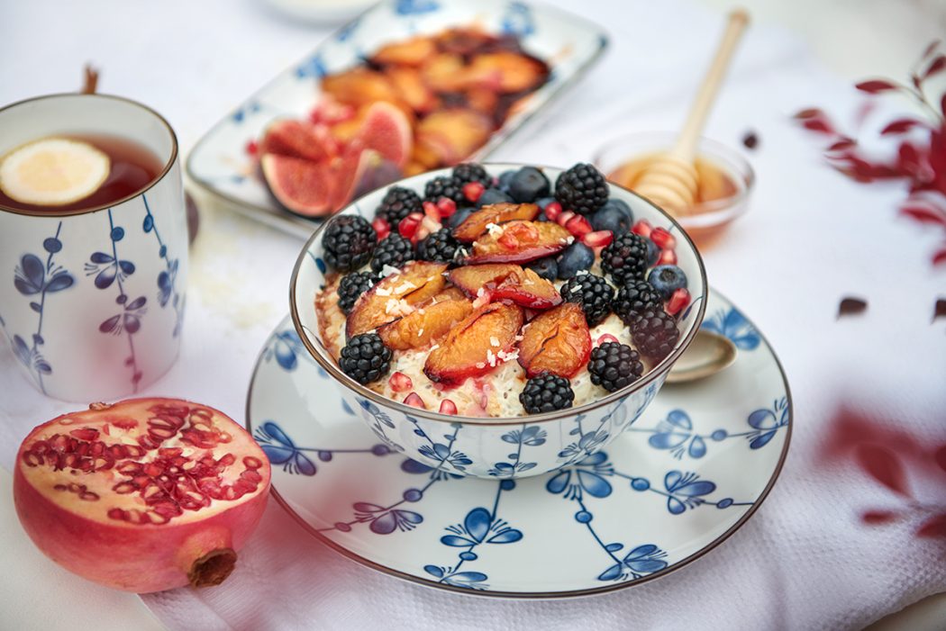Gemütliches Herbst-Frühstück: Milchreis mit Beeren und gebackenen Honig ...