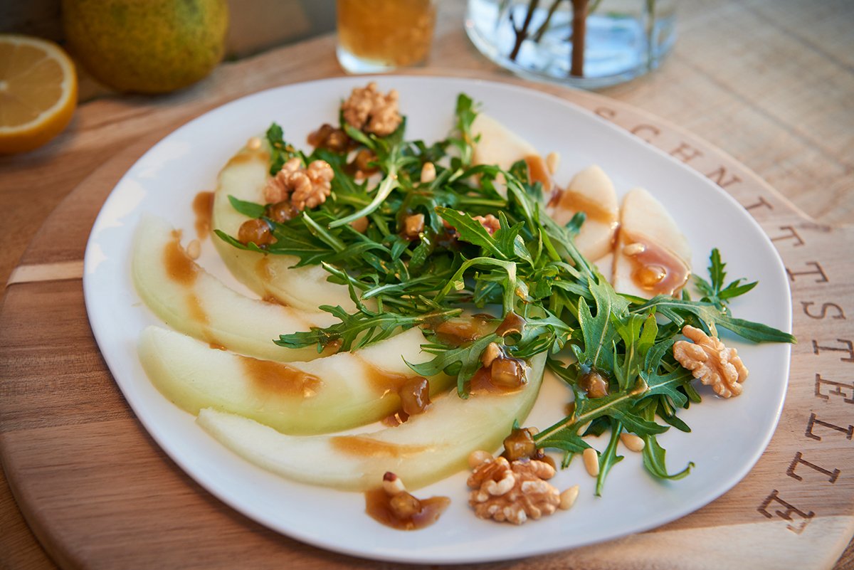 Rucola-Birnen-Salat mit Honigmelone und Walnuss-Apfel-Dressing - My ...