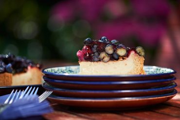 stueck-blueberry-cheesecake-mit-viel-vanille-foto-maike-helbig-fuer-www.myotherstories.de