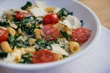 schnell-und-vegetarisch-pasta-mit-babyspinat-und-geschmolzenen-tomaten-foto-maike-helbig-fuer-bettina-bergwelt-myotherstories.de