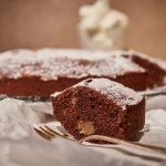 stueck-schokoladenkuchen-mit-ganz-viel-schoko-und-vanille-foto-maike-helbig-fuer-www.myotherstories.de
