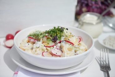 kartoffelsalat-mit-radieschen-gurke-und-leichter-Joghurtcreme-mit-senf-honig-und-kresse-foto-maike-helbig-fuer-www.myotherstories.de
