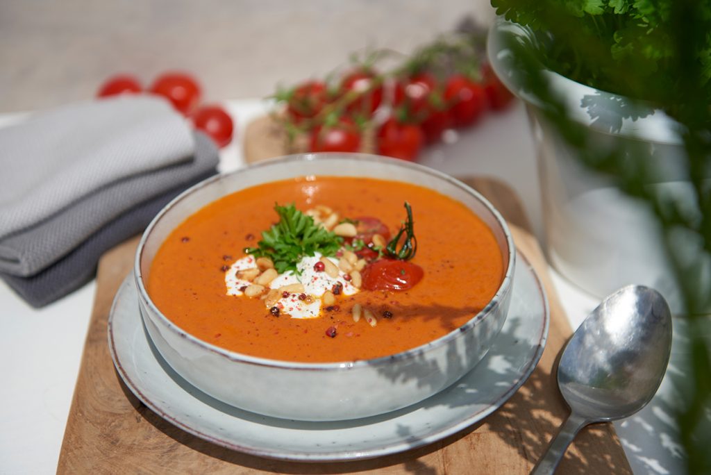 tomaten-karotten-suppe-mit-parmesan-und-joghurt-foto-maike-helbig-fuer-www.myotherstories.de