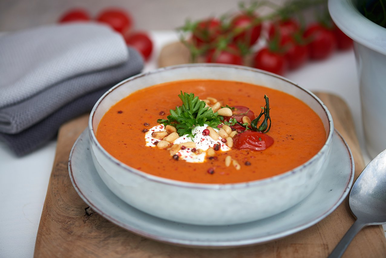 Tomaten-Karotten-Suppe mit Parmesan, Joghurt und Pinienkernen - My ...