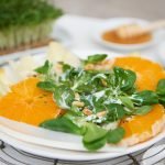 chicoree-orangen-salat-mit-fruchtdressing-und-pinienkernen-foto-maike-helbig-fuer-www.myotherstories.de