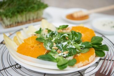 chicoree-orangen-salat-mit-fruchtdressing-und-pinienkernen-foto-maike-helbig-fuer-www.myotherstories.de