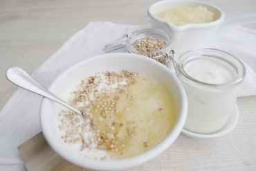 naturjoghurt-mit-quinoa-zimt-granola-foto-bettina-bergwelt-myotherstories