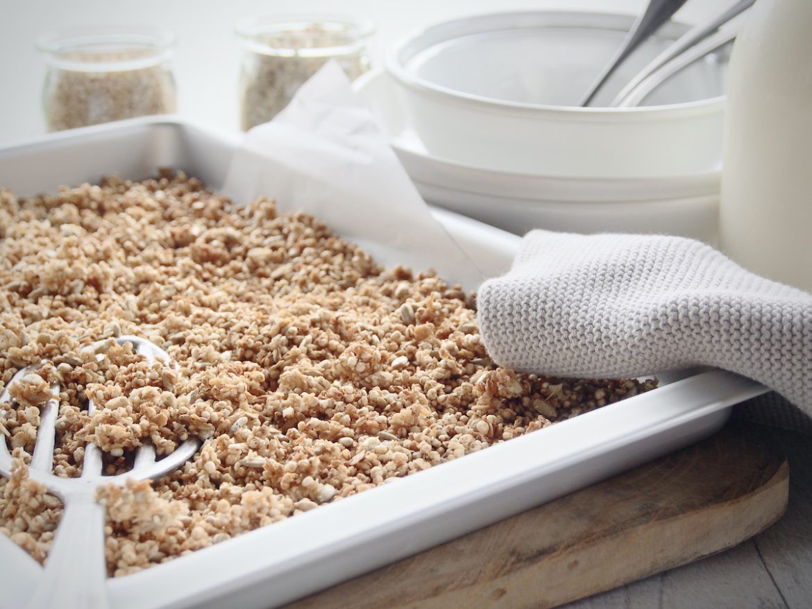 schnelles-quinoa-granola-mit-zimt-und-ahornsirup-foto-bettina-bergwelt-myotherstories.de