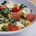 schnell-und-vegetarisch-pasta-mit-babyspinat-und-geschmolzenen-tomaten-foto-maike-helbig-fuer-bettina-bergwelt-myotherstories.de
